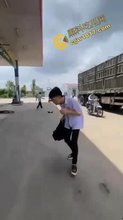 血流如注！越南青年绝地反击，刀刃直捅霸凌者脸颊，鲜血狂涌喷出，震惊全场！  第5张