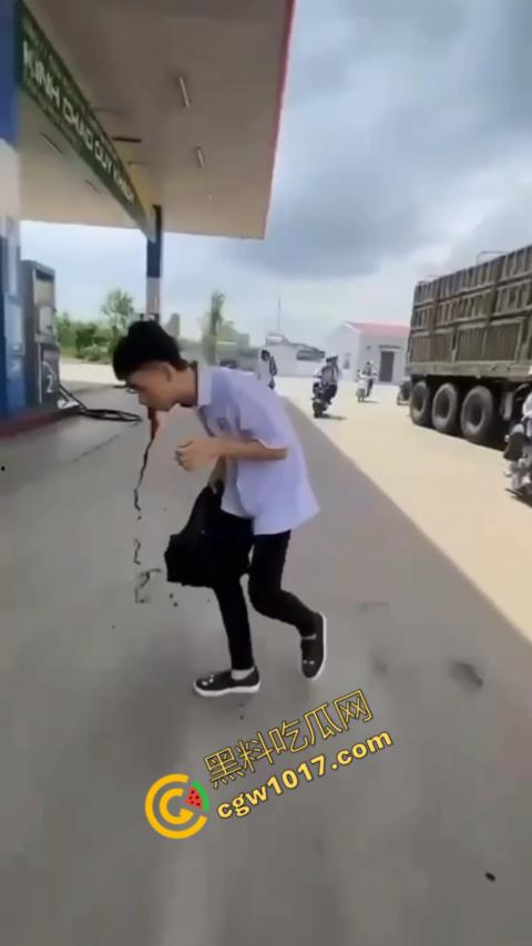 血流如注！越南青年绝地反击，刀刃直捅霸凌者脸颊，鲜血狂涌喷出，震惊全场！  第6张