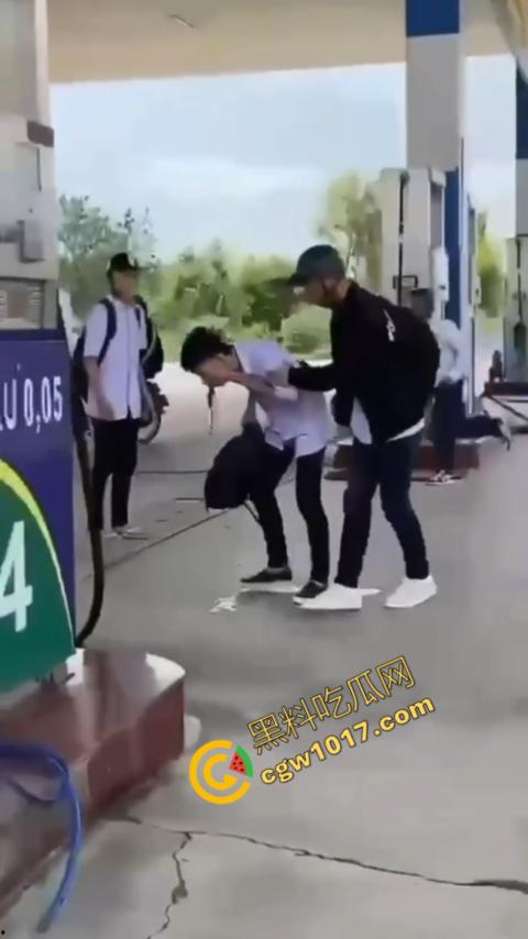 血流如注！越南青年绝地反击，刀刃直捅霸凌者脸颊，鲜血狂涌喷出，震惊全场！  第8张