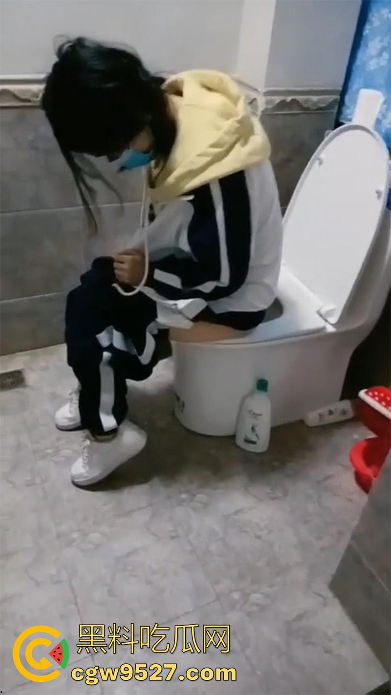 校服小妹卖初夜，为装逼请同学吃饭，含泪卖掉处女第一次，大哥毫不怜香惜玉，暴力抽插都操哭了！  第3张