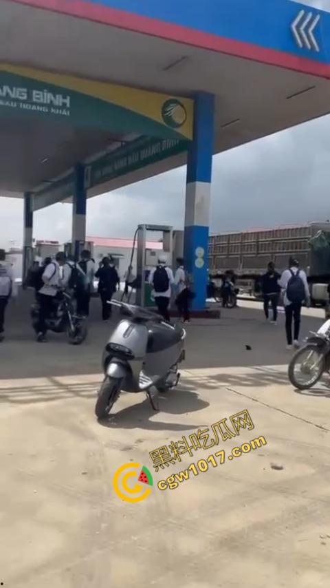 血流如注！越南青年绝地反击，刀刃直捅霸凌者脸颊，鲜血狂涌喷出，震惊全场！  第9张