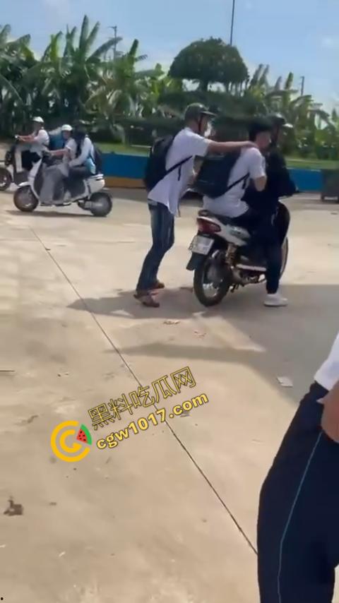 血流如注！越南青年绝地反击，刀刃直捅霸凌者脸颊，鲜血狂涌喷出，震惊全场！  第10张