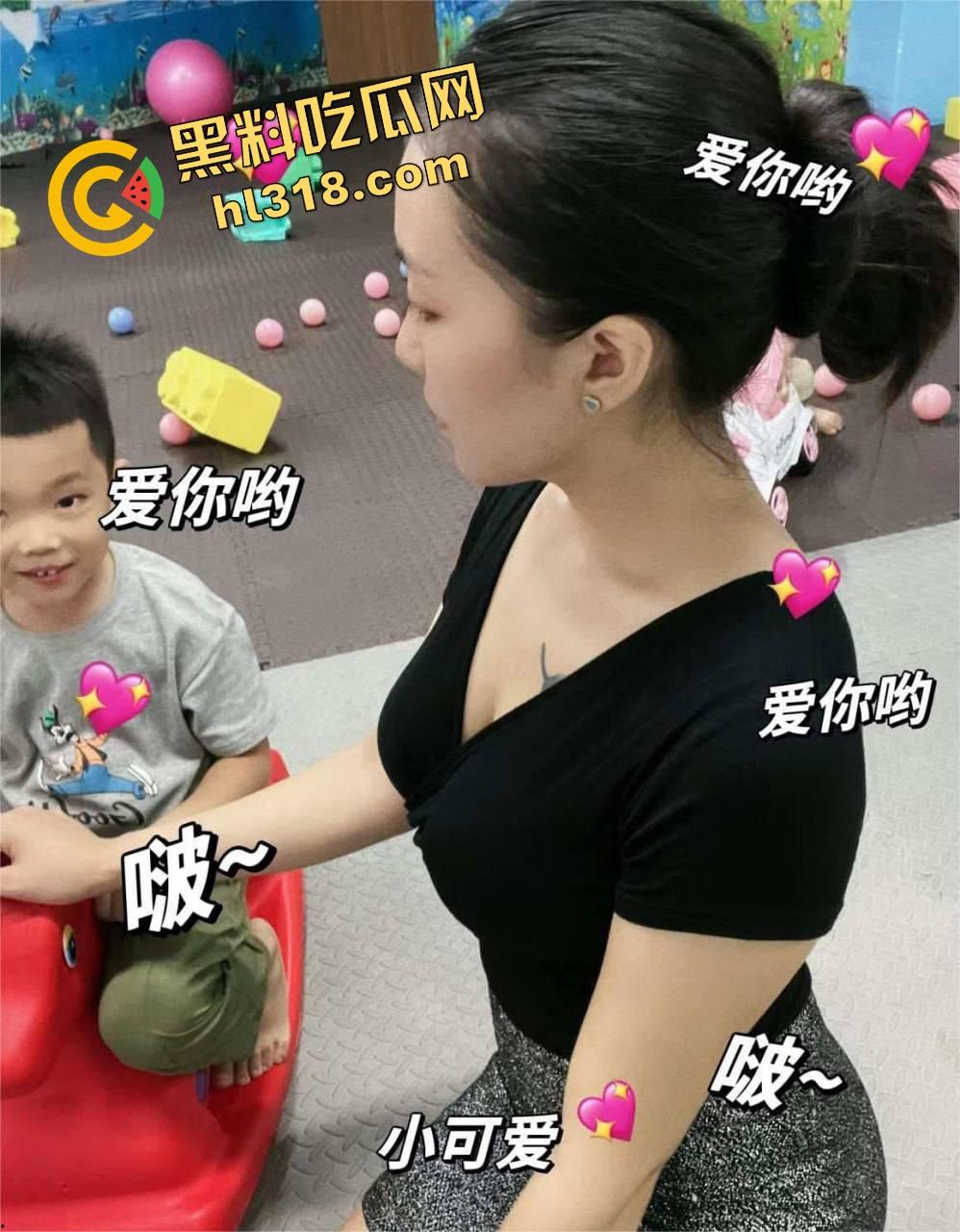 丝袜人妻带娃伪正经，私底下变极品骚母狗，户外露尿肥臀开裆丝袜，配合小伙鸡巴进进出出，骚话满嘴喷射！  第1张