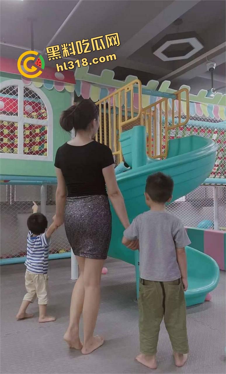 丝袜人妻带娃伪正经，私底下变极品骚母狗，户外露尿肥臀开裆丝袜，配合小伙鸡巴进进出出，骚话满嘴喷射！  第3张