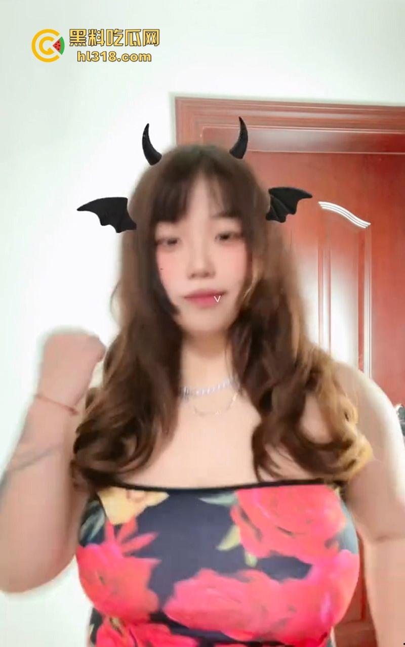 长沙微胖幼师【秦心怡】性爱视频曝光，超级淫娃喜欢约炮的微型坦克，巨大豪乳无比诱惑！  第1张