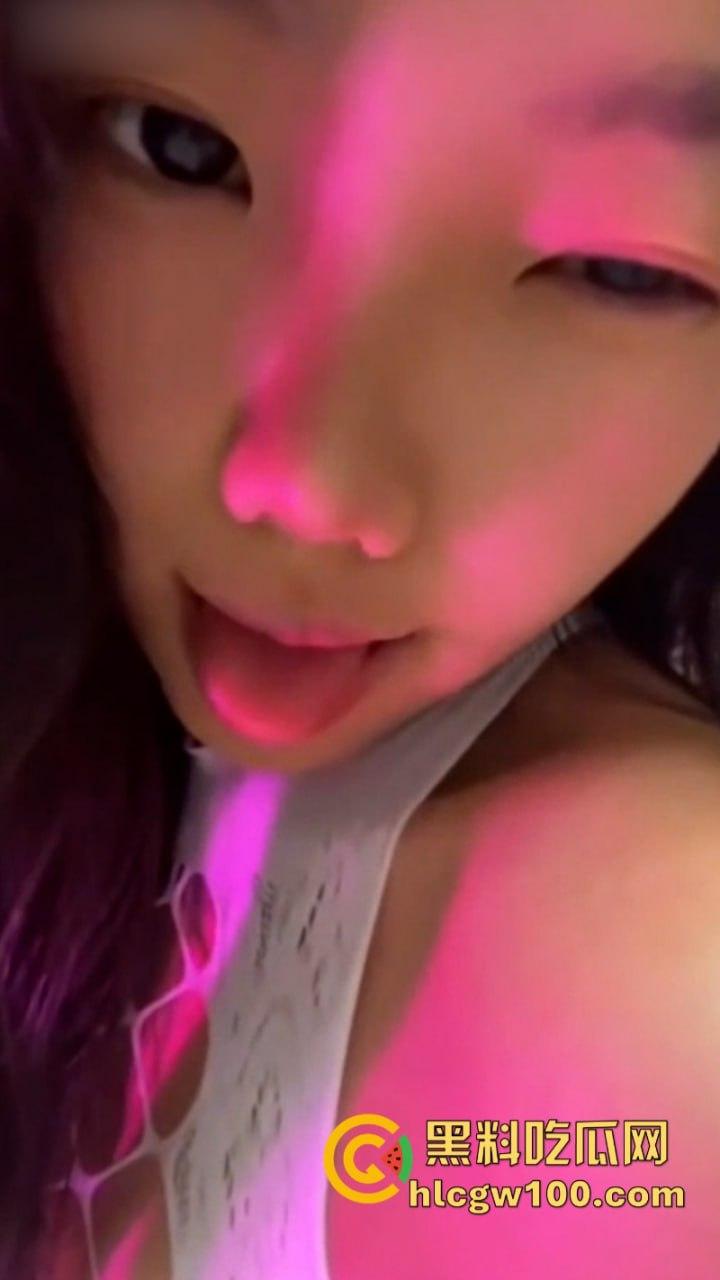 抖音【黑皮学妹】金主定制私拍流出 反差学生母狗穿丝袜直播跳抖臀舞  第3张