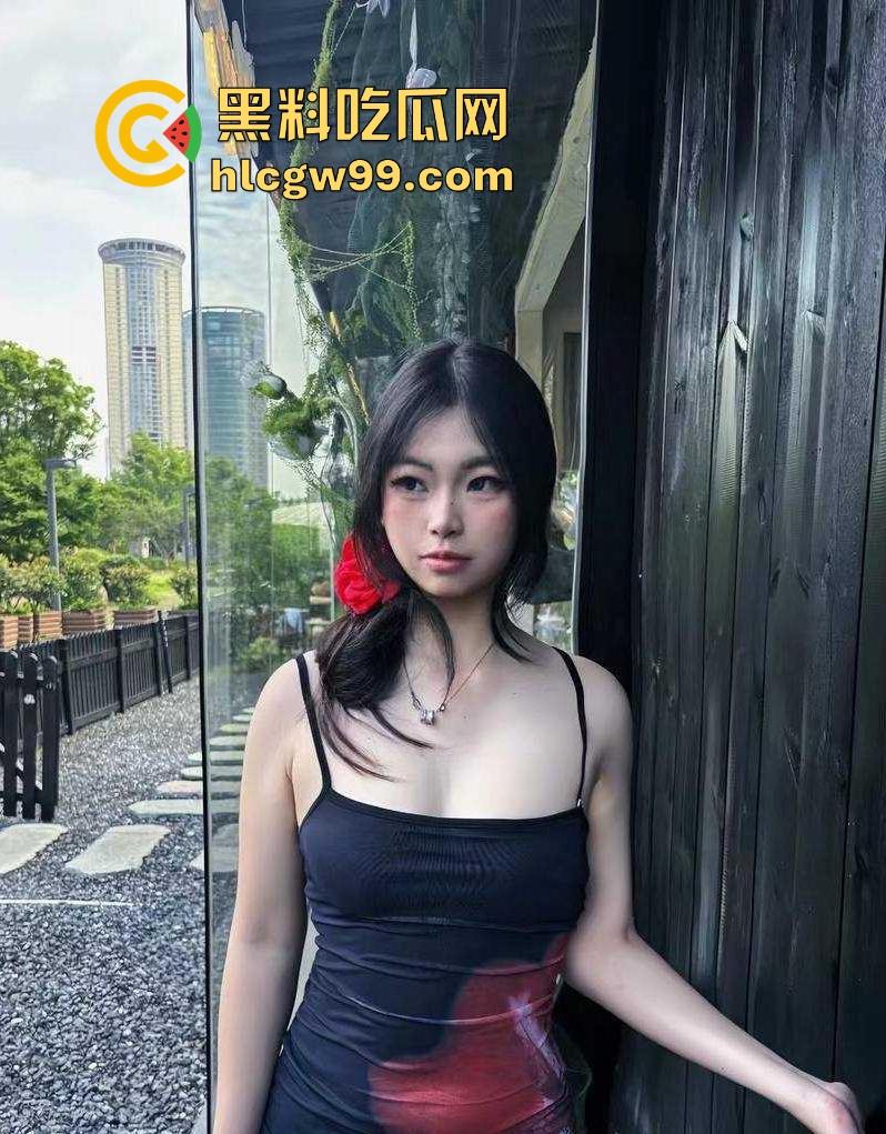 重庆极品19岁高三学生妹【吴培怡】在房间露出自慰视频流出， 看脚上的美甲和纹身贴可实锤，内容炸裂！  第2张