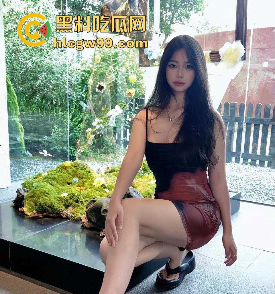 重庆极品19岁高三学生妹【吴培怡】在房间露出自慰视频流出， 看脚上的美甲和纹身贴可实锤，内容炸裂！  第3张