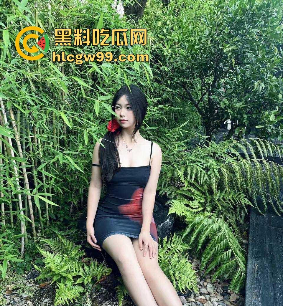 重庆极品19岁高三学生妹【吴培怡】在房间露出自慰视频流出， 看脚上的美甲和纹身贴可实锤，内容炸裂！  第4张