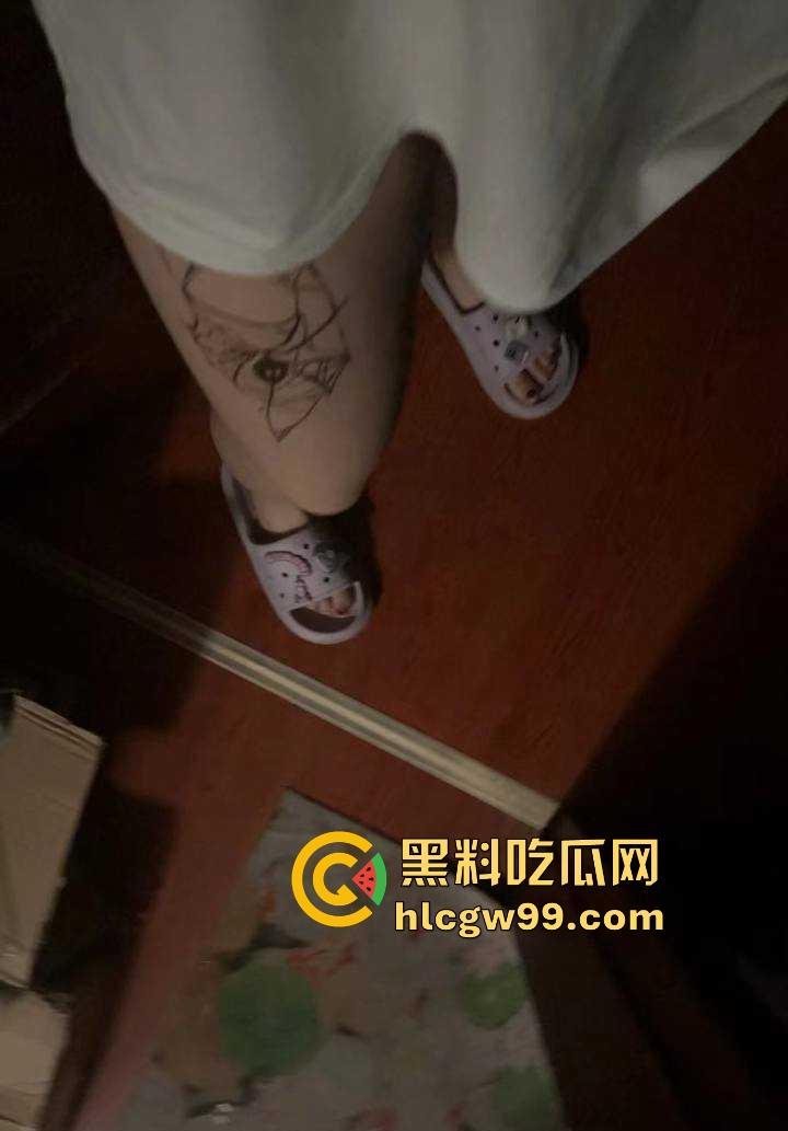 重庆极品19岁高三学生妹【吴培怡】在房间露出自慰视频流出， 看脚上的美甲和纹身贴可实锤，内容炸裂！  第6张