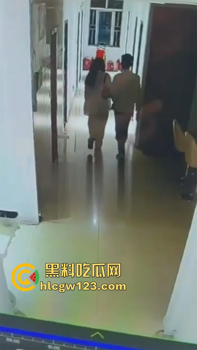 监控实拍捉奸现场，小伙约炮少妇酒店开房，还没进屋就被大哥当场逮住，一脚飞踢直接跑路！  第1张