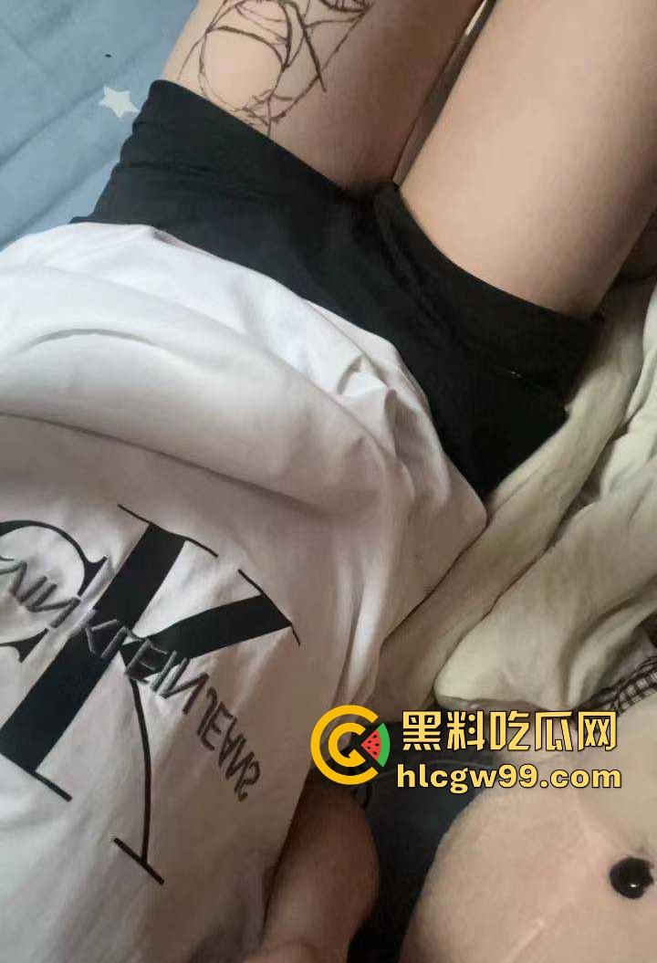 重庆极品19岁高三学生妹【吴培怡】在房间露出自慰视频流出， 看脚上的美甲和纹身贴可实锤，内容炸裂！  第7张