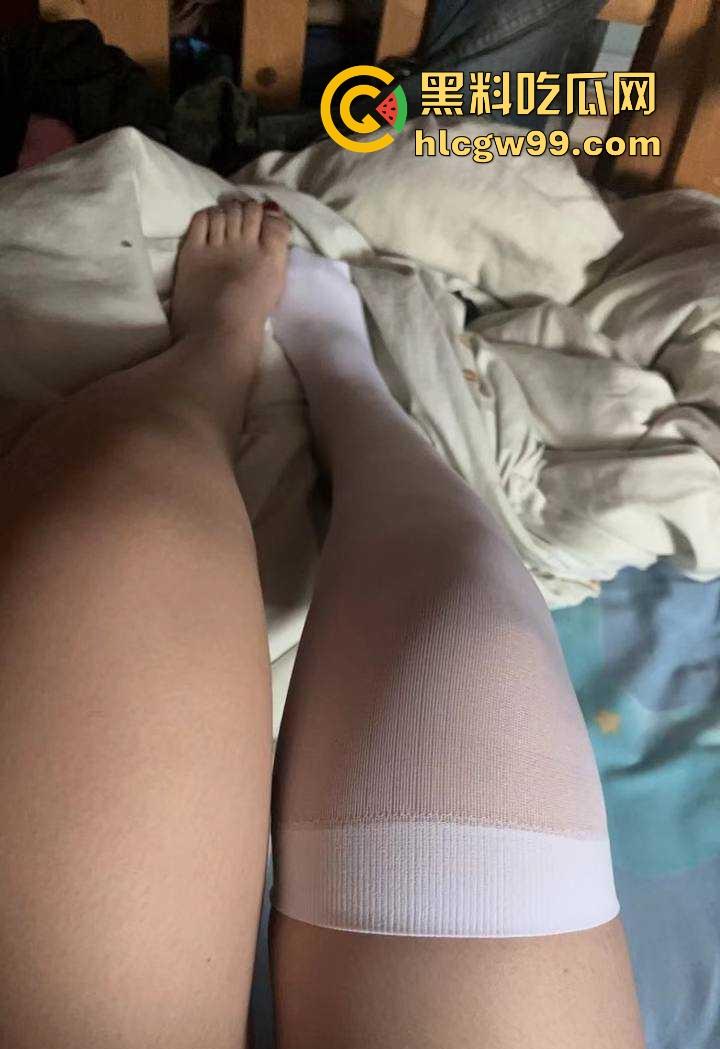 重庆极品19岁高三学生妹【吴培怡】在房间露出自慰视频流出， 看脚上的美甲和纹身贴可实锤，内容炸裂！  第8张