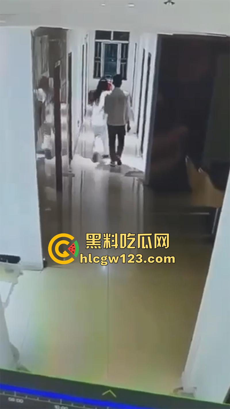 监控实拍捉奸现场，小伙约炮少妇酒店开房，还没进屋就被大哥当场逮住，一脚飞踢直接跑路！  第2张