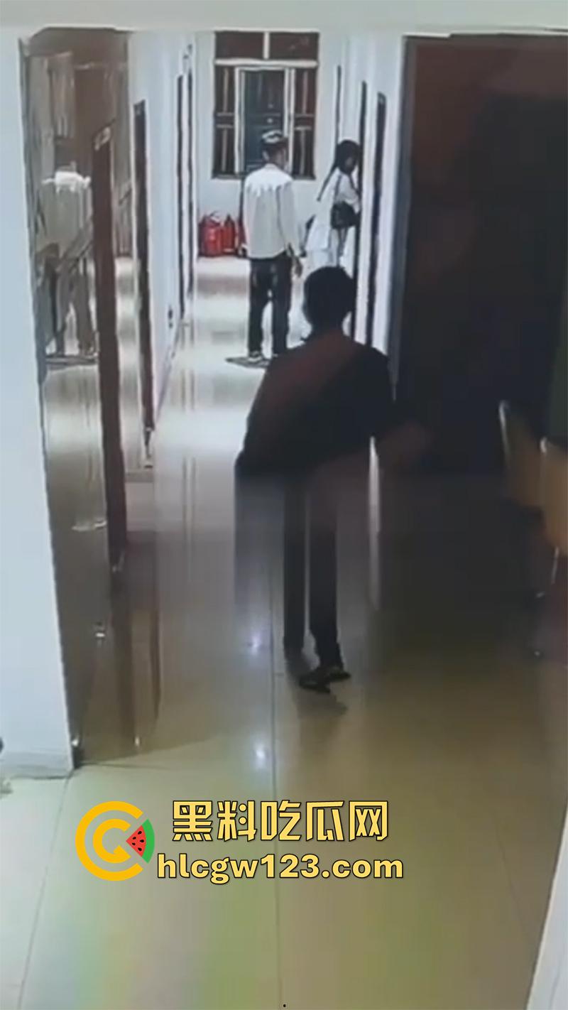 监控实拍捉奸现场，小伙约炮少妇酒店开房，还没进屋就被大哥当场逮住，一脚飞踢直接跑路！  第3张