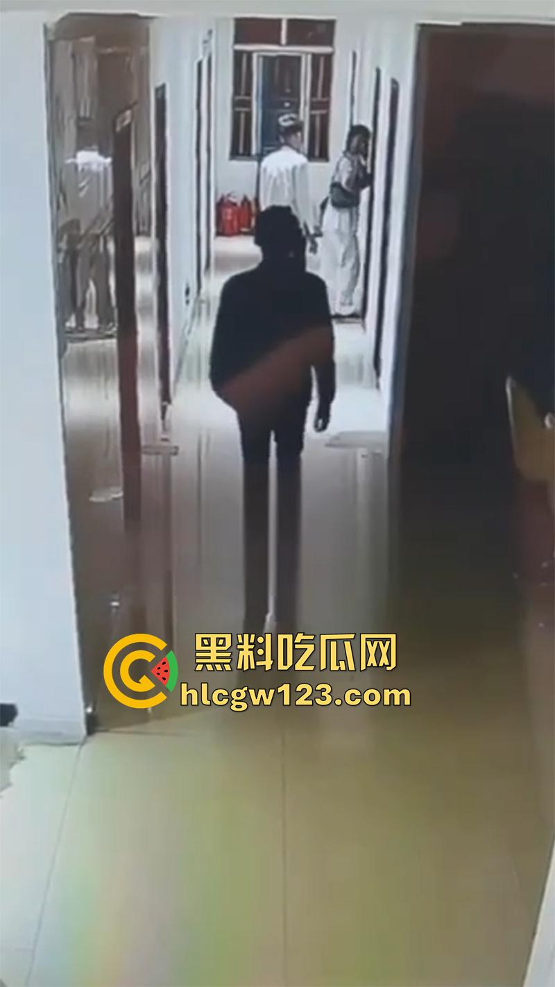 监控实拍捉奸现场，小伙约炮少妇酒店开房，还没进屋就被大哥当场逮住，一脚飞踢直接跑路！  第4张