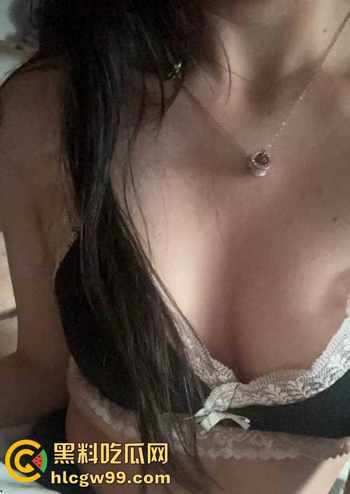 重庆极品19岁高三学生妹【吴培怡】在房间露出自慰视频流出， 看脚上的美甲和纹身贴可实锤，内容炸裂！  第9张