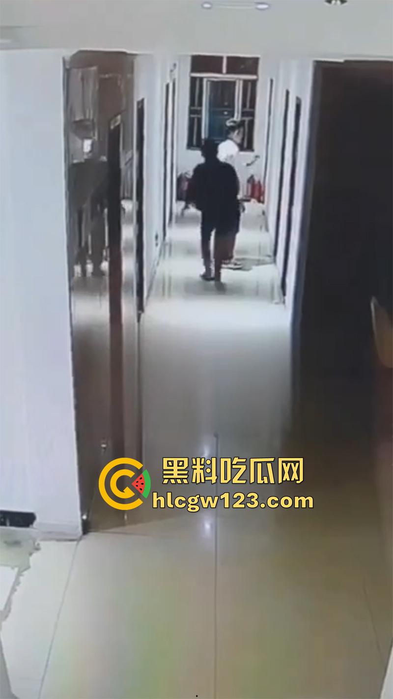 监控实拍捉奸现场，小伙约炮少妇酒店开房，还没进屋就被大哥当场逮住，一脚飞踢直接跑路！  第5张