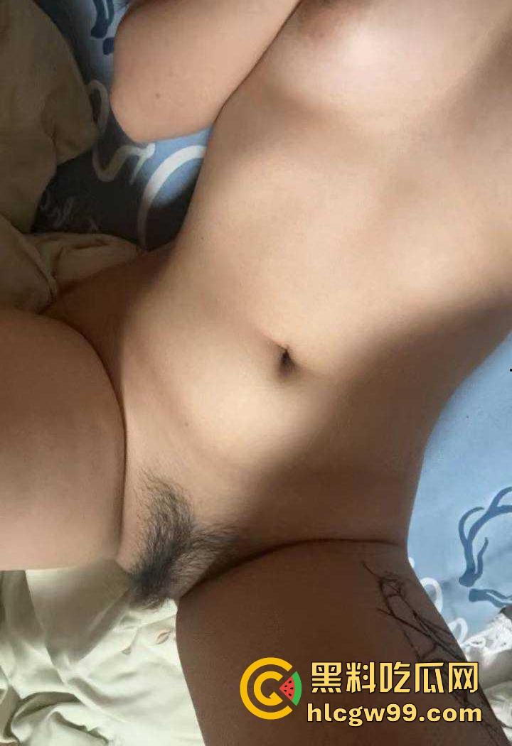 重庆极品19岁高三学生妹【吴培怡】在房间露出自慰视频流出， 看脚上的美甲和纹身贴可实锤，内容炸裂！  第10张