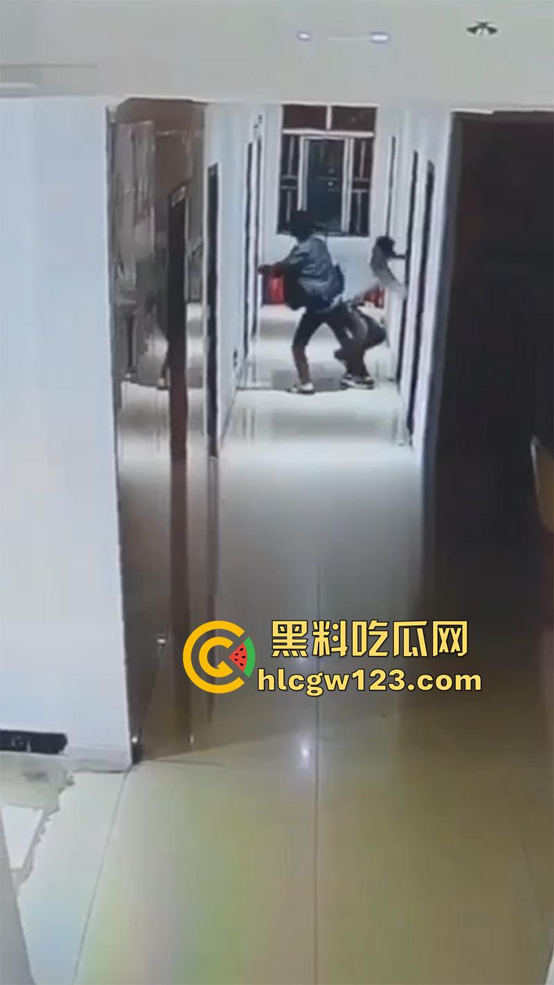 监控实拍捉奸现场，小伙约炮少妇酒店开房，还没进屋就被大哥当场逮住，一脚飞踢直接跑路！  第6张