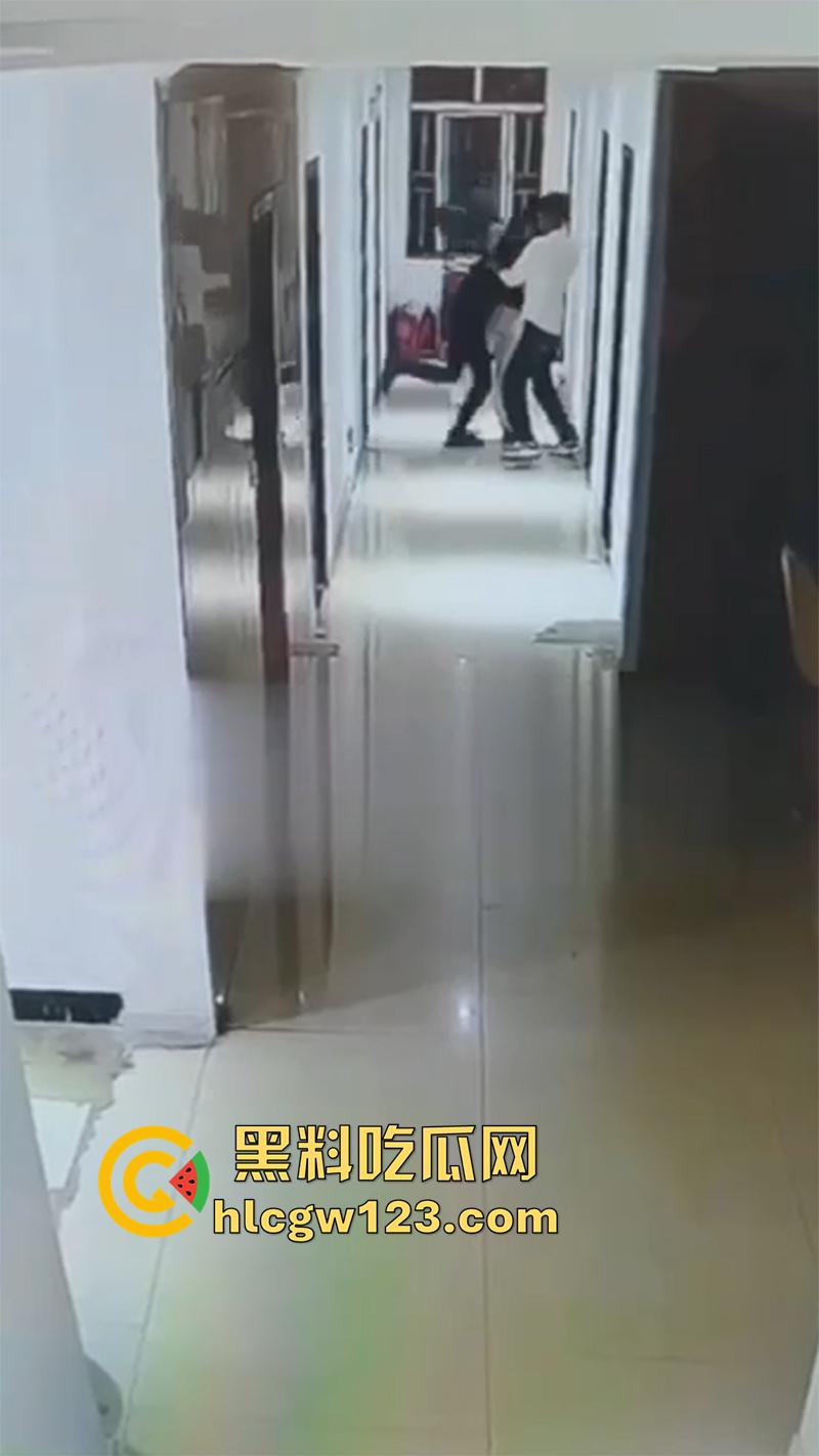 监控实拍捉奸现场，小伙约炮少妇酒店开房，还没进屋就被大哥当场逮住，一脚飞踢直接跑路！  第7张