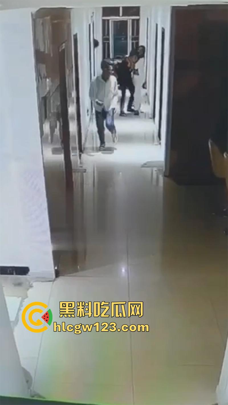 监控实拍捉奸现场，小伙约炮少妇酒店开房，还没进屋就被大哥当场逮住，一脚飞踢直接跑路！  第8张