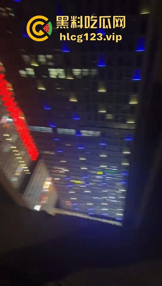 小姐姐为假金项链直播跳楼！商家不给退，网友却被她的好身材吸引！  第1张