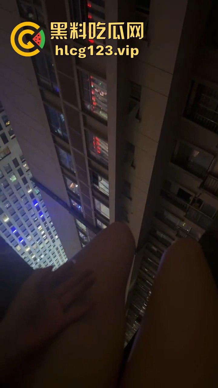 小姐姐为假金项链直播跳楼！商家不给退，网友却被她的好身材吸引！  第8张