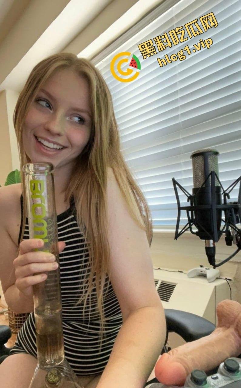 老外小萝莉太会玩！与男友吃鸡私密画面大曝光，外国萝莉还真是放得开！  第3张