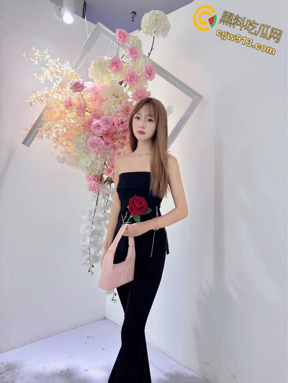 约炮极品嫩妹【朱雅】，背着男友夜店偷情寻欢，穿上情趣黑丝饥渴跪地求肉棒，颜射吞精精液覆盖全脸 !  第2张