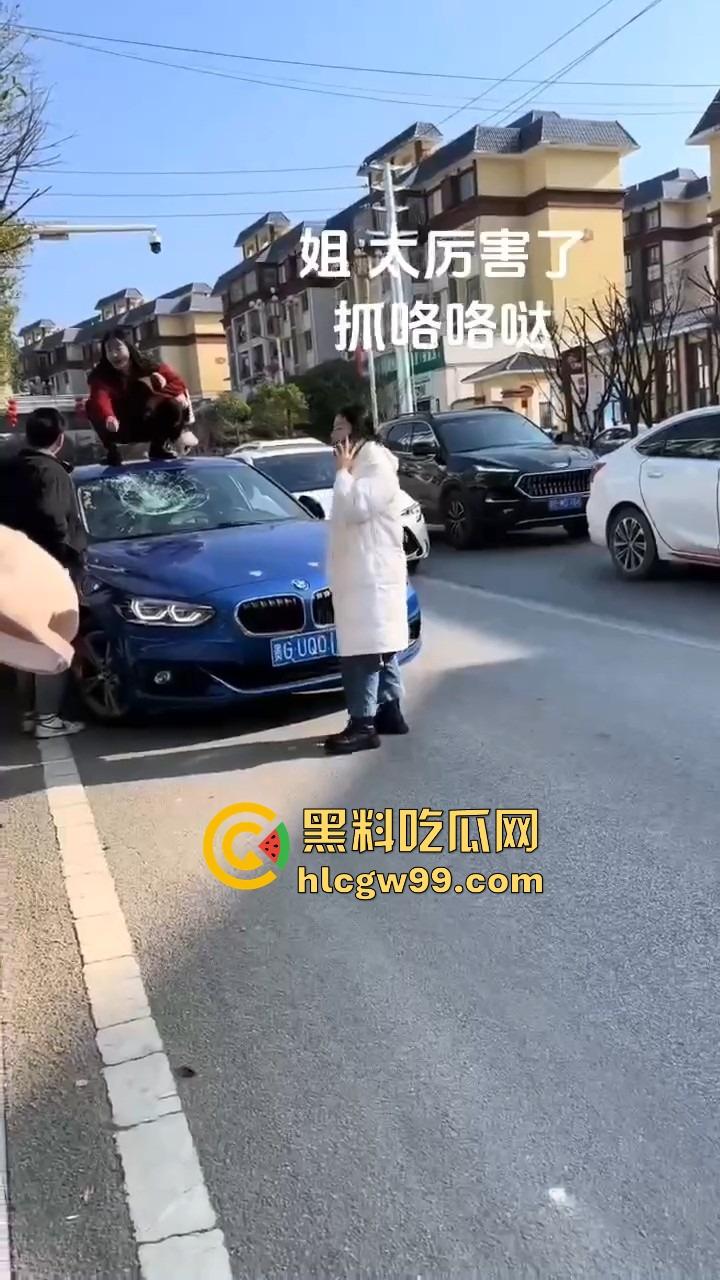 年度最贵抓奸现场，贵州紫云红衣女子怒砸宝马，原配没资格坐车？小三凭啥坐？直接砸烂让谁都别想坐！  第1张