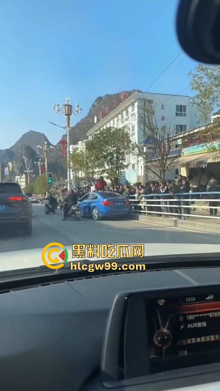 年度最贵抓奸现场，贵州紫云红衣女子怒砸宝马，原配没资格坐车？小三凭啥坐？直接砸烂让谁都别想坐！  第7张