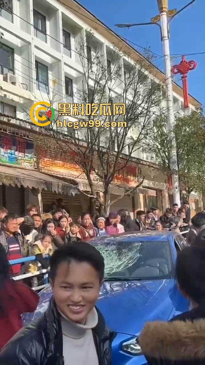 年度最贵抓奸现场，贵州紫云红衣女子怒砸宝马，原配没资格坐车？小三凭啥坐？直接砸烂让谁都别想坐！  第8张