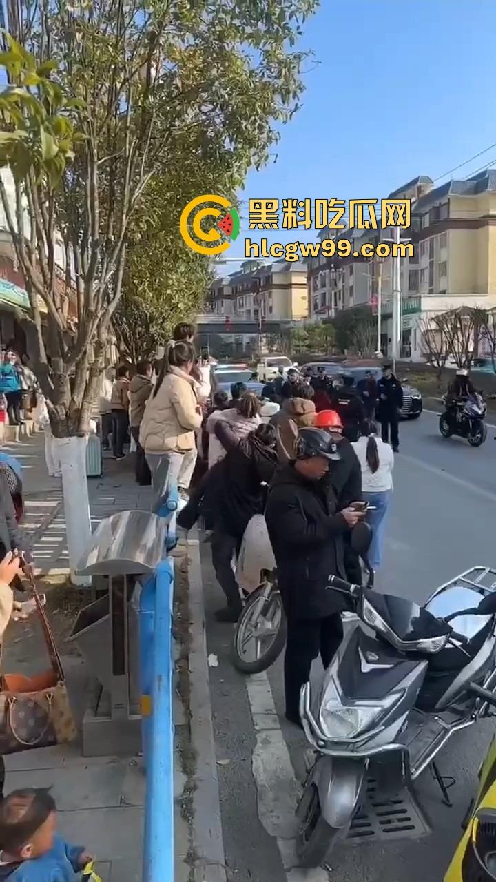 年度最贵抓奸现场，贵州紫云红衣女子怒砸宝马，原配没资格坐车？小三凭啥坐？直接砸烂让谁都别想坐！  第9张