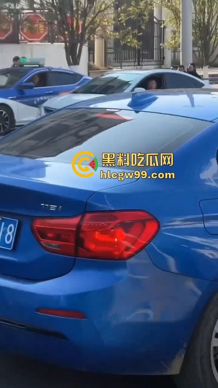 年度最贵抓奸现场，贵州紫云红衣女子怒砸宝马，原配没资格坐车？小三凭啥坐？直接砸烂让谁都别想坐！  第10张