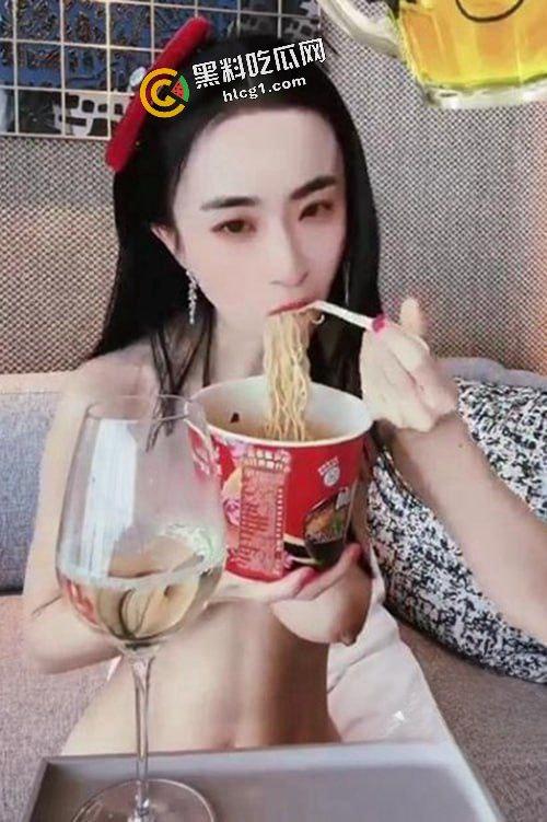 陕西咸阳抖音网红 大表姐真人 东北骚母狗 猛吃精子泡面 猛干精液拌饭 视频外传  第8张