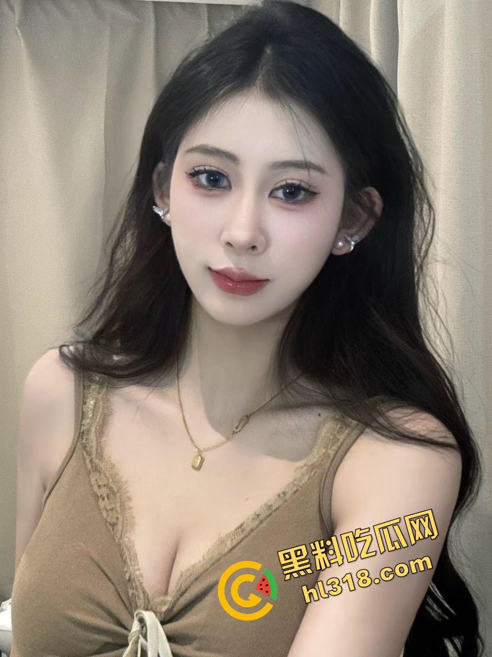 推特绿帽狠人『暴躁君S』操翻人妻少妇，3P轮番爆射，户外露出道具调教，高潮喷水像开闸放水！  第1张