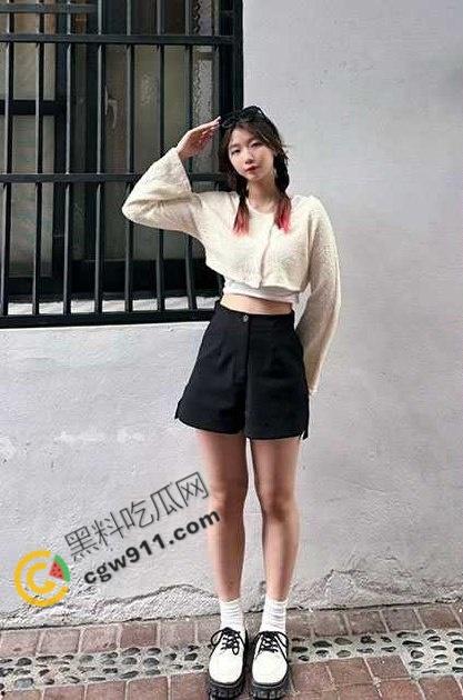 广东师范大学【唐蓉慧】：清纯外表掩盖惊人巨浪，奶大腿长揉奶自慰供金主欣赏，粉嫩骚穴，诱人至深  第1张