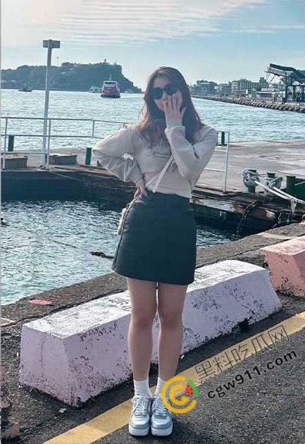 广东师范大学【唐蓉慧】：清纯外表掩盖惊人巨浪，奶大腿长揉奶自慰供金主欣赏，粉嫩骚穴，诱人至深  第2张