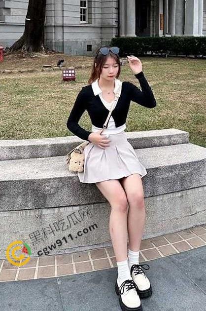 广东师范大学【唐蓉慧】：清纯外表掩盖惊人巨浪，奶大腿长揉奶自慰供金主欣赏，粉嫩骚穴，诱人至深  第3张