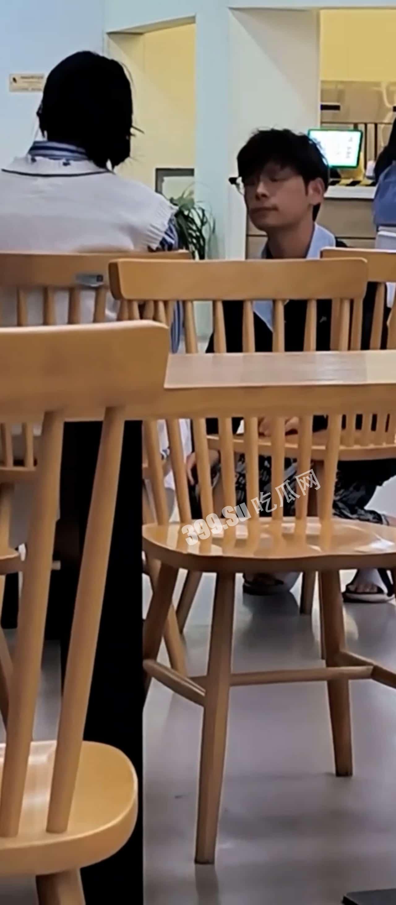 某校海王翻车  #渣男 跪地求饶自扇耳光 全校围观下 女生起身狂抽渣男嘴巴子 第1张