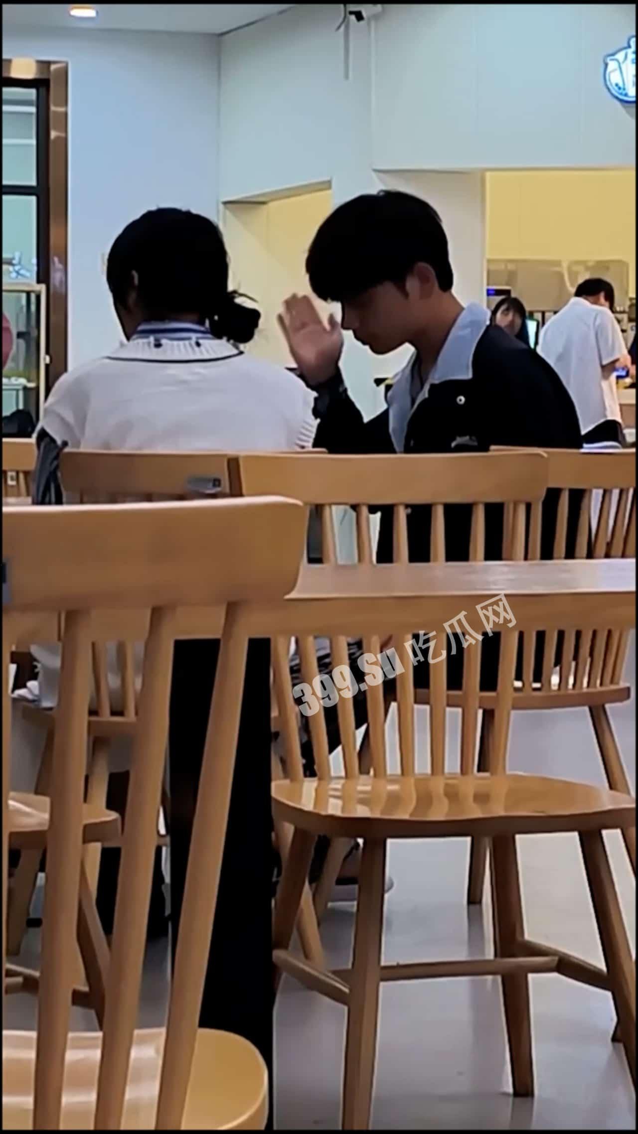 某校海王翻车  #渣男 跪地求饶自扇耳光 全校围观下 女生起身狂抽渣男嘴巴子 第2张