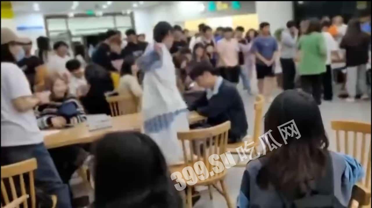 某校海王翻车  #渣男 跪地求饶自扇耳光 全校围观下 女生起身狂抽渣男嘴巴子 第3张