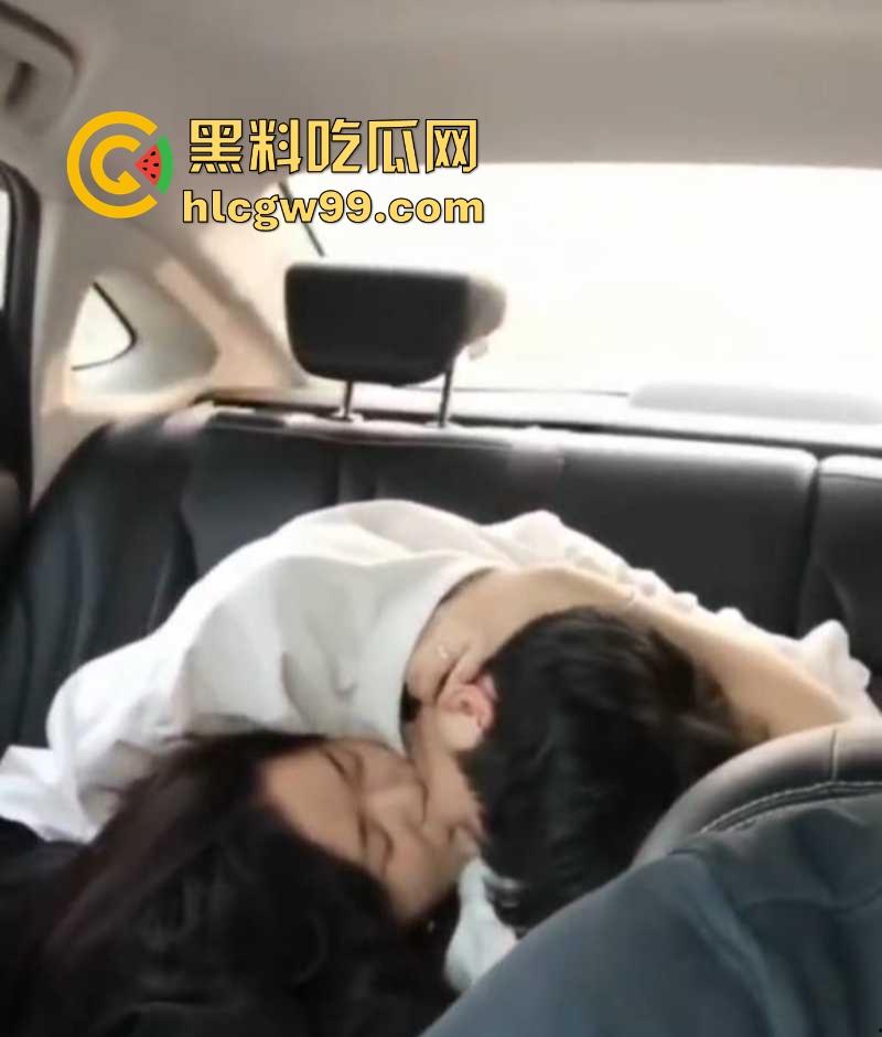 小情侣滴滴车上欲火焚身,摸奶抠逼激情热吻，司机师傅看懵了，这要不是有人估计直接开干！  第3张