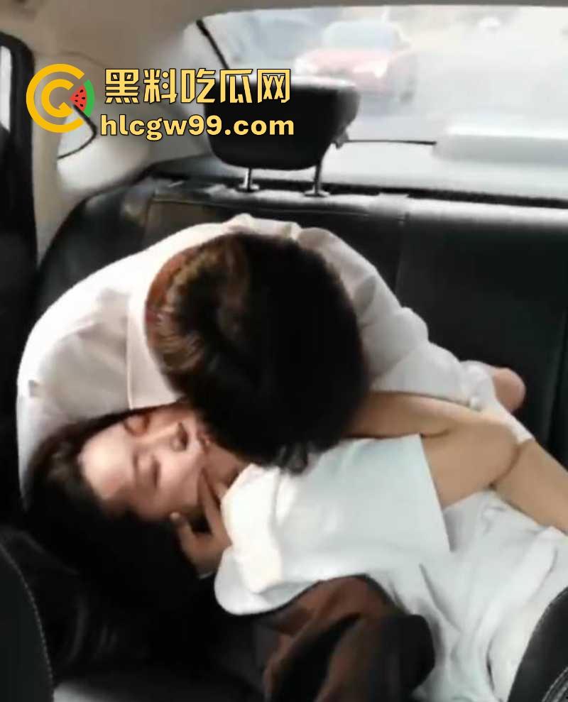 小情侣滴滴车上欲火焚身,摸奶抠逼激情热吻，司机师傅看懵了，这要不是有人估计直接开干！  第7张