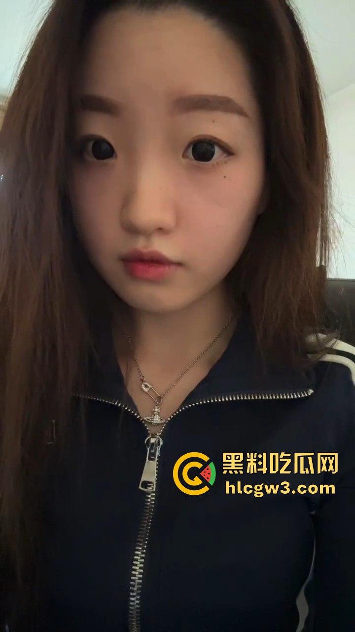 白天温柔照顾病人的天使，晚上跪地吞大肉棒化身魔鬼 贪婪吞咽大肉棒享受猛烈抽插，护士反差骚浪到极致！  第9张