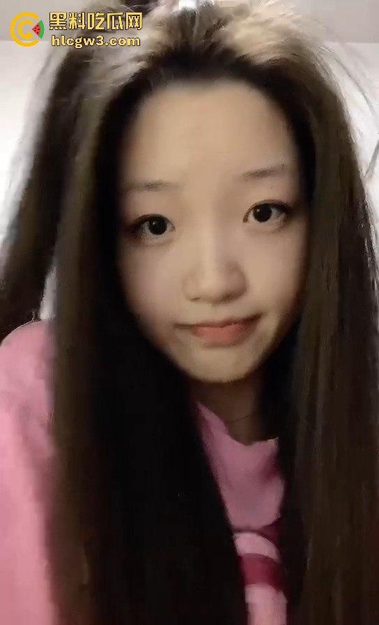 白天温柔照顾病人的天使，晚上跪地吞大肉棒化身魔鬼 贪婪吞咽大肉棒享受猛烈抽插，护士反差骚浪到极致！  第10张