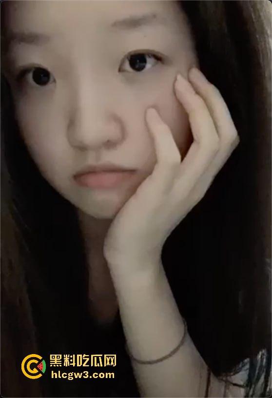 白天温柔照顾病人的天使，晚上跪地吞大肉棒化身魔鬼 贪婪吞咽大肉棒享受猛烈抽插，护士反差骚浪到极致！  第11张