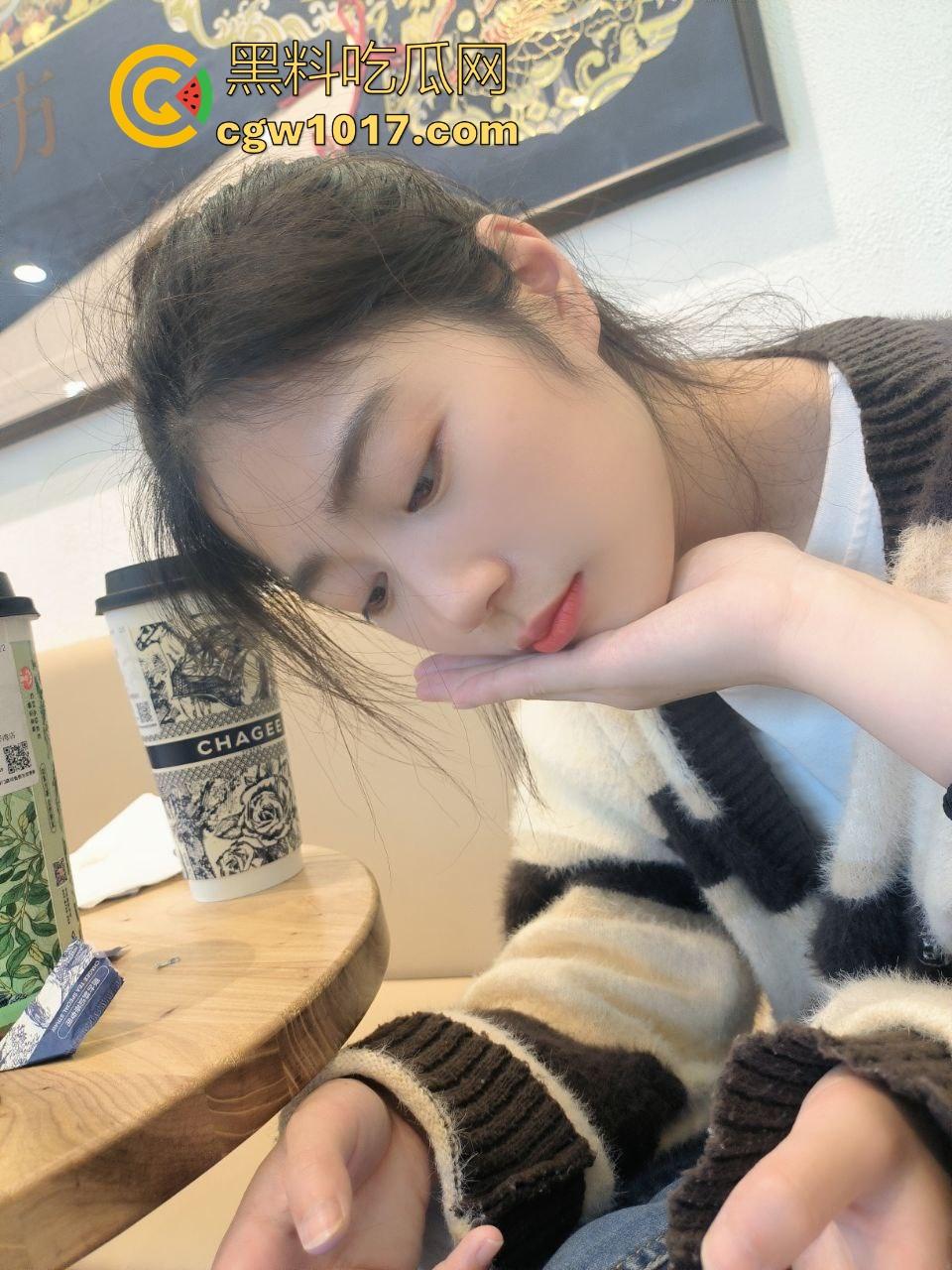 可爱清纯白月光最终还是倒在金主的大屌下，曾经可爱单纯的她以沦为金主性奴，胯下侍奉爆筋肉棒，她再也回不来了！  第2张