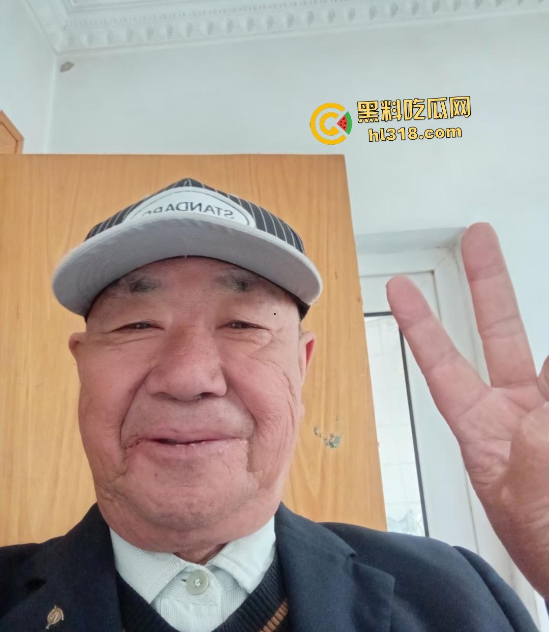 深圳电梯惊现老大爷脱裤拉屎，出电梯一直站在门口不让电梯下去，还忘拉裤子，老年痴呆还是坏人变老？  第1张